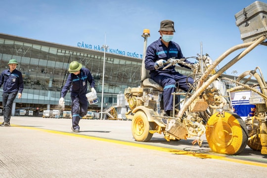 Nhân viên sân bay Nội Bài “căng mình” trong nắng nóng chạm mốc kỷ lục 71 độ C
