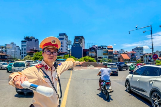 Hà Nội như “chảo lửa”, CSGT bám đường bảo đảm an toàn giao thông