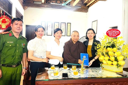 Lãnh đạo phường Tây Tựu thăm, chúc mừng nhân Đại lễ Phật đản