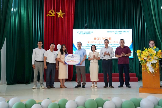 Xã Sơn Đồng tổ chức tiếp nhận, bàn giao thiết bị họp trực tuyến cho thôn Hậu Ái