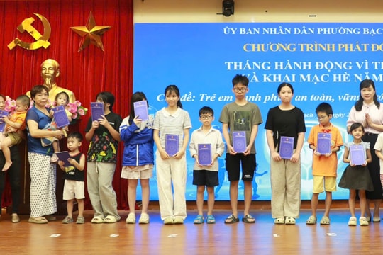 Phường Bạch Mai tặng 101 suất quà cho trẻ có hoàn cảnh khó khăn dịp 1-6