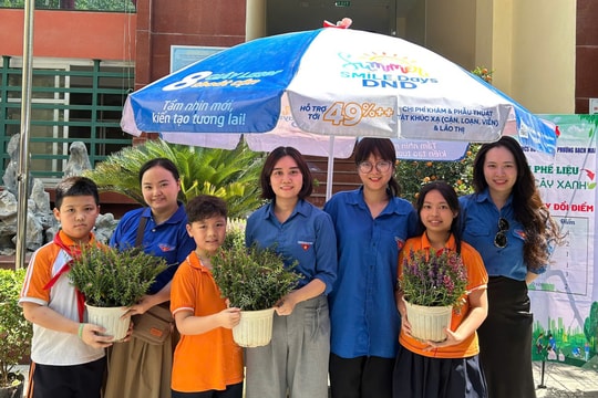 Đoàn viên thanh niên phường Bạch Mai sôi nổi hoạt động “Tử tế vì môi trường”