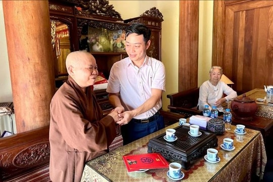 Lãnh đạo phường Phú Thượng thăm, chúc mừng các cơ sở Phật giáo nhân dịp Đại lễ Phật đản