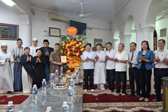 Lãnh đạo Ủy ban MTTQ Việt Nam thành phố thăm, chúc mừng Ban Quản trị Thánh đường Hồi giáo Al-Noor Hà Nội