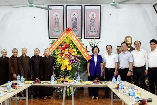 Chủ tịch Ủy ban MTTQ Việt Nam TP Hà Nội thăm, chúc mừng Phân ban Ni giới nhân Đại lễ Phật đản