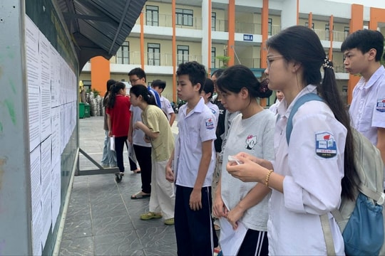 Hơn 1.000 "sĩ tử" xã Hoài Đức làm thủ tục dự thi vào lớp 10
