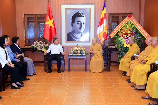 Chủ tịch UBND TP Hà Nội Vũ Đại Thắng thăm, chúc mừng Đại lễ Phật đản