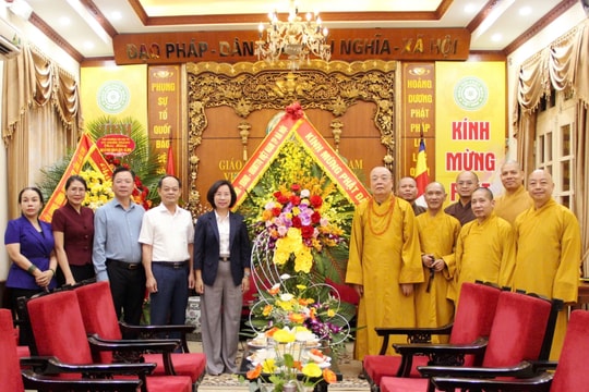 Chủ tịch Ủy ban MTTQ Việt Nam TP Hà Nội thăm, chúc mừng các cơ sở Phật giáo nhân dịp Đại lễ Phật đản