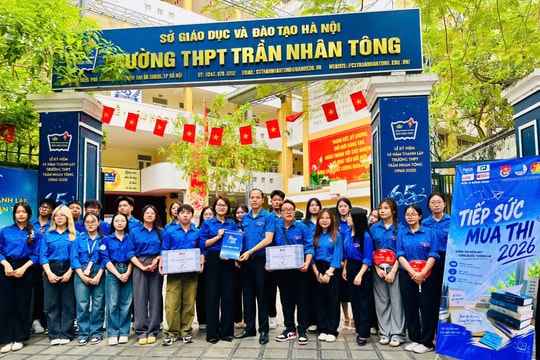 Hàng nghìn "áo xanh" đồng hành cùng sĩ tử vượt vũ môn