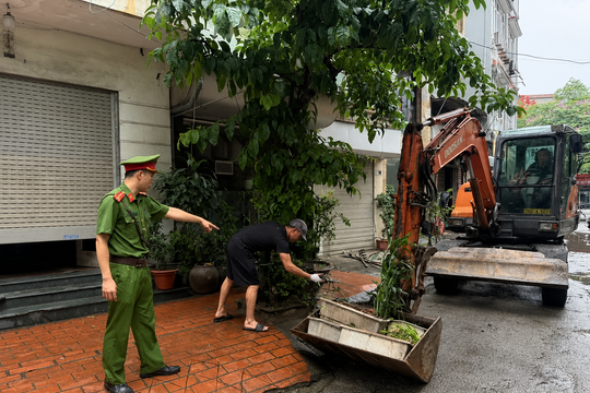 Phường Tương Mai quyết liệt xử lý vi phạm vỉa hè: Trả lại không gian cho người đi bộ