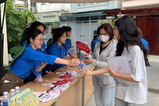 Hơn 300 "áo xanh tình nguyện" đồng hành sĩ tử Đống Đa vượt vũ môn