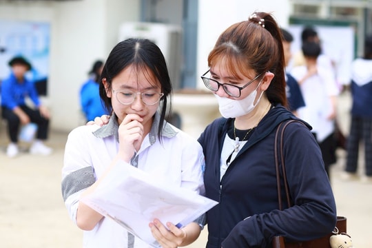Ba tiếng chờ con ngoài cổng trường
