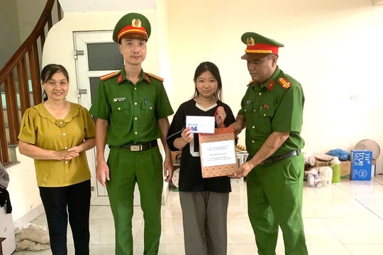 Công an xã Tam Hưng động viên học sinh có hoàn cảnh khó khăn