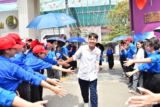 Thí sinh rạng rỡ sau khi hoàn thành bài thi ngữ văn