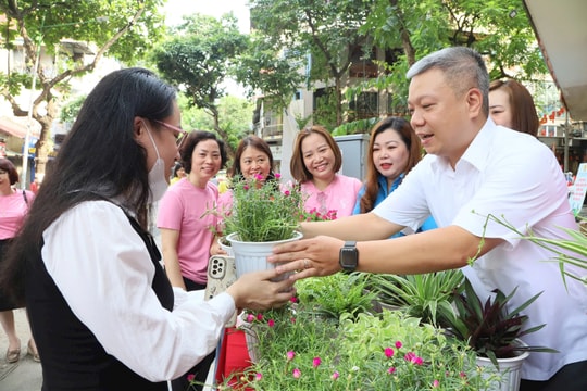 Công đoàn viên phường Hoàn Kiếm nhiệt tình hưởng ứng "Ngày thứ 7 xanh"
