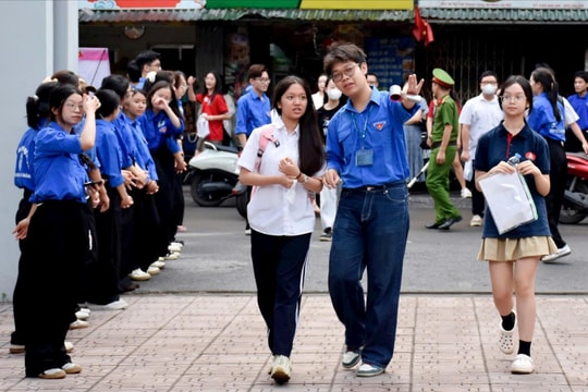 Kỳ thi vào lớp 10 không chuyên tại Hà Nội: Nghiêm trong phòng thi, thuận lợi ngoài điểm thi