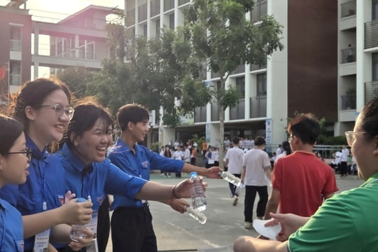 Áo xanh ngoài phòng thi, giữ lửa niềm tin