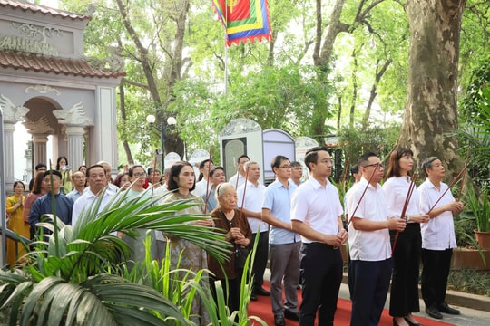 Phường Hoàn Kiếm: Dâng hương kỷ niệm 598 năm ngày Vua Lê Thái Tổ đăng quang