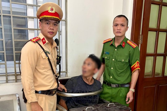 Khống chế người đàn ông có biểu hiện bất thường trên phố