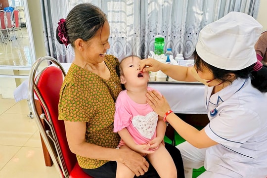 Hơn 1.100 trẻ ở Ứng Thiên được uống Vitamin A trong ngày 1-6