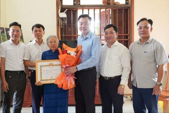 Xã Đại Xuyên: Trao Huy hiệu Đảng tại nhà tặng 2 đảng viên lão thành