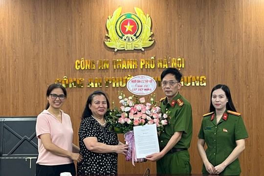 Người dân cảm ơn Công an phường Việt Hưng nhanh chóng bắt giữ đối tượng trộm cắp