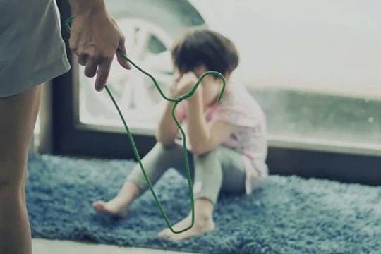 Đừng coi bạo hành trẻ em là chuyện riêng của gia đình