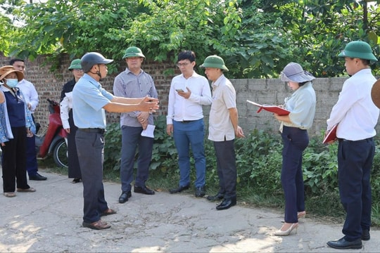 Thường trực HĐND xã Xuân Mai khảo sát hiện trạng các điểm nóng dân sinh bức xúc