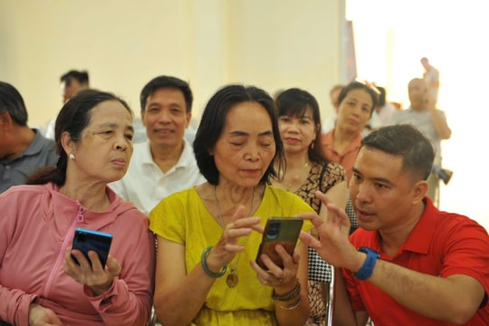 Hiệu quả từ những điểm “Bình dân học vụ số lưu động” ở Tương Mai