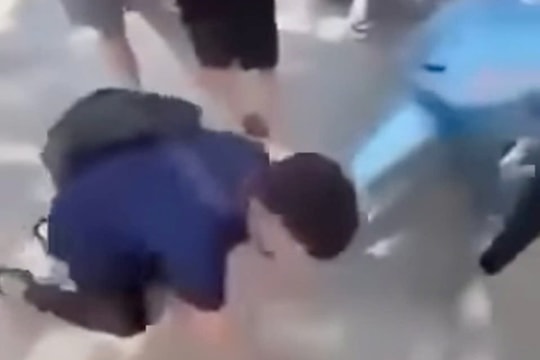Cấm phát tán clip bạo lực học đường: Đừng biến nỗi đau của trẻ thành "content"