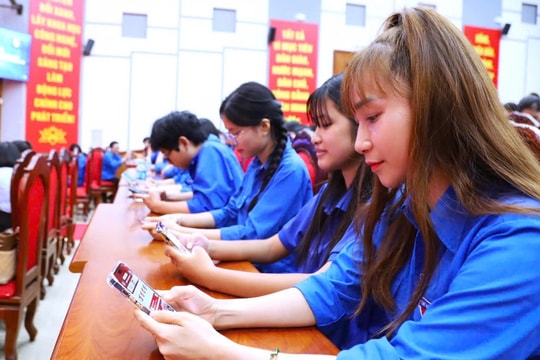 Tập huấn, hỗ trợ thực hiện dịch vụ công trực tuyến cho đoàn viên trên địa bàn xã Quang Minh