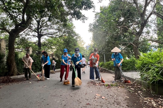 Phường Phú Diễn ra quân làm sạch môi trường
