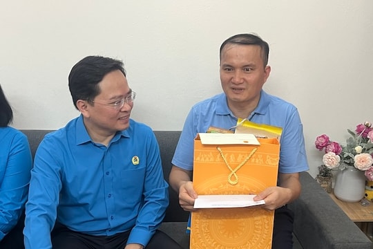 Những món quà nghĩa tình đến với công nhân khó khăn