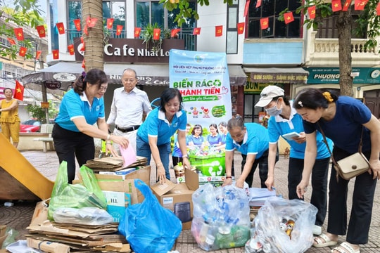 Phụ nữ phường Kim Liên: Biến phế liệu thành những việc làm tử tế
