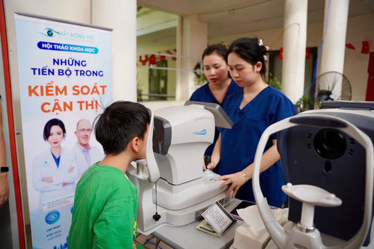 Vì sao trẻ em ngày càng cận sớm?