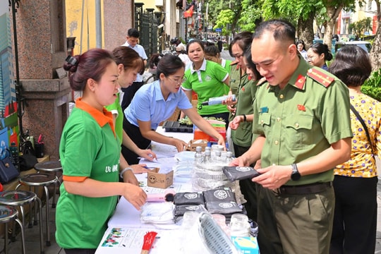 Lan tỏa lối sống xanh từ ngày hội đổi rác lấy quà