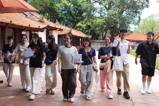 Sĩ tử xin chữ cầu may, háo hức nhận “xoài Đăng khoa” tại Văn Miếu - Quốc Tử Giám
