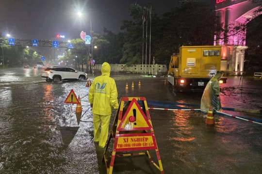 Thoát nước Hà Nội ứng trực đêm, xử lý úng ngập sau mưa lớn