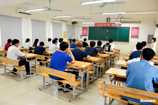 Thí sinh Hà Nội làm thủ tục dự thi tốt nghiệp THPT