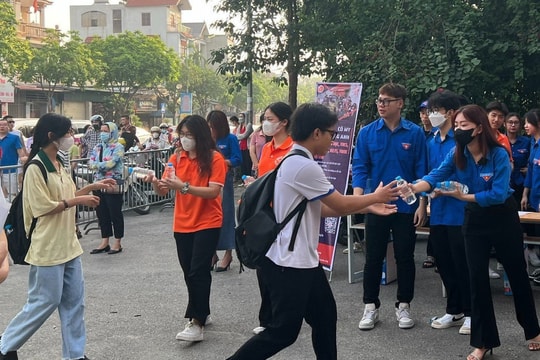 Hà Nội mưa dông về chiều tối và đêm hai ngày thi tốt nghiệp THPT
