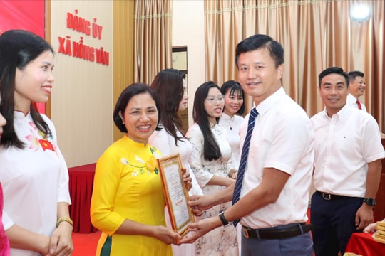 Xã Hồng Vân trao giải Cuộc thi chính luận bảo vệ nền tảng tư tưởng của Đảng