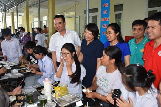 Ấn tượng chương trình “Suất cơm yêu thương - Tiếp sức mùa thi 2026” tại Ứng Hòa