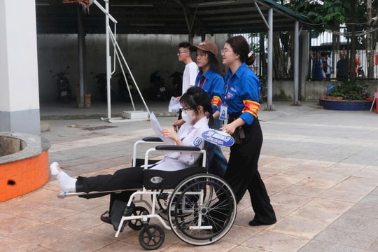 Thí sinh đặc biệt tại điểm thi Phú Thượng được hỗ trợ kịp thời