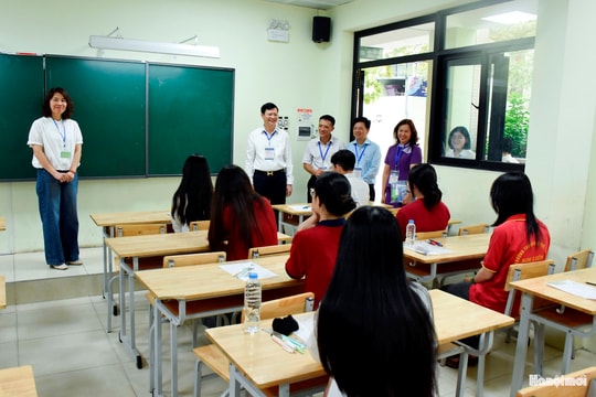 Sĩ tử Hà Nội bước vào buổi thi đầu tiên của kỳ thi tốt nghiệp trung học phổ thông