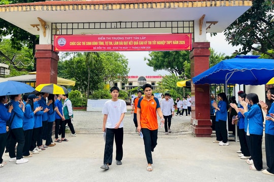 Hơn 980 thí sinh xã Ô Diên bước qua ngày thi đầu tiên không có vi phạm
