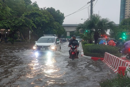Đừng để cơn mưa làm "ướt" nét duyên nơi phố thị