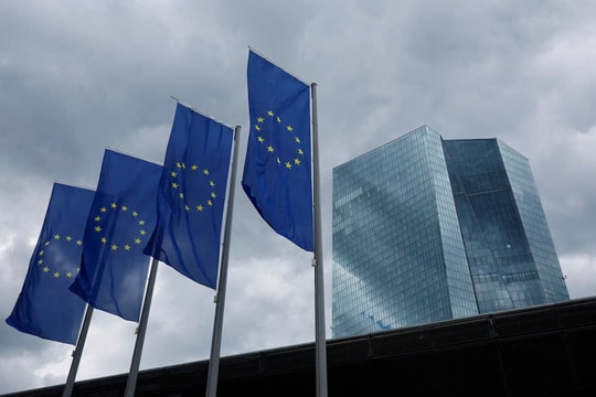 ECB cân nhắc tăng lãi suất trước sức ép lạm phát