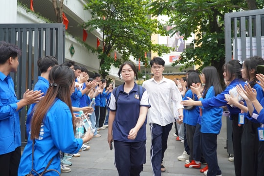 Những người đồng hành cùng sĩ tử ngoài cổng trường thi