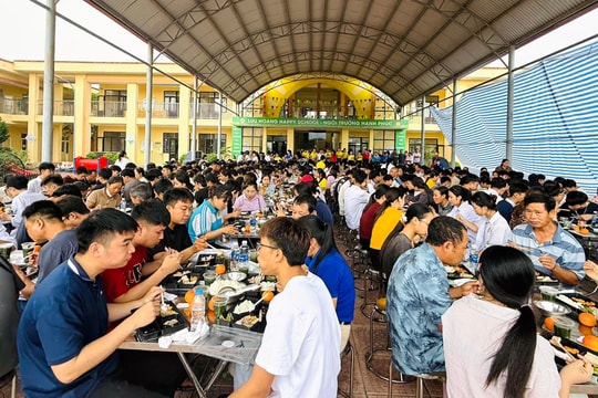 Suất cơm miễn phí đồng hành cùng thí sinh thi tốt nghiệp THPT tại Ứng Thiên, Hòa Xá