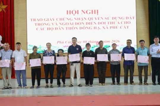 Xã Phú Cát trao 58 Giấy chứng nhận quyền sử dụng đất cho người dân